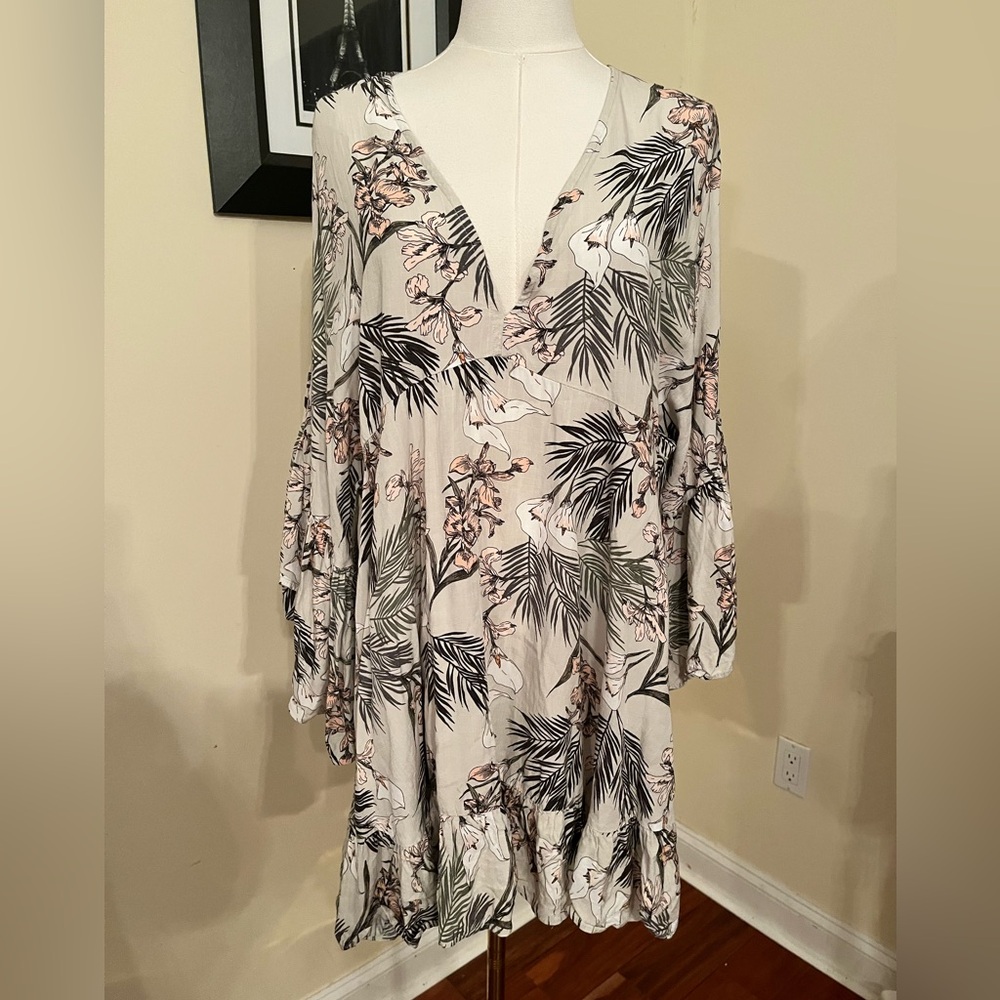 Label‎ of Love Tropical Bell Sleeve Dress - Picture 2 of 8
